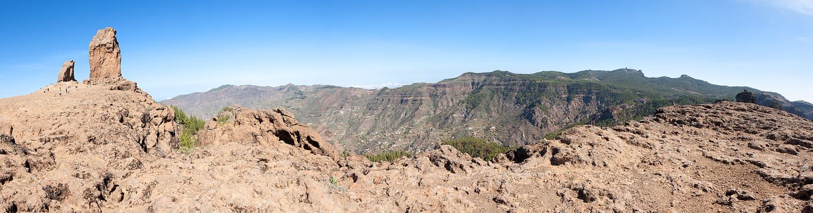 Roque Nublo y el barranco de Tejeda bajo un cielo despejado en Gran Canaria