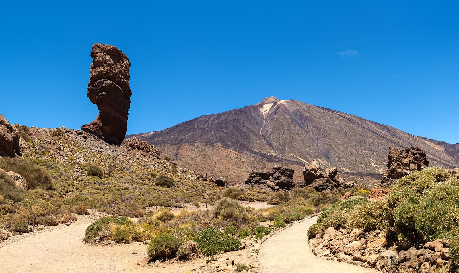 Roque Cinchado en primer plano y el Teide al fondo en Tenerife